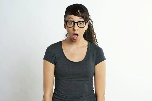 der optik inspektor überraschter nerd mit brille